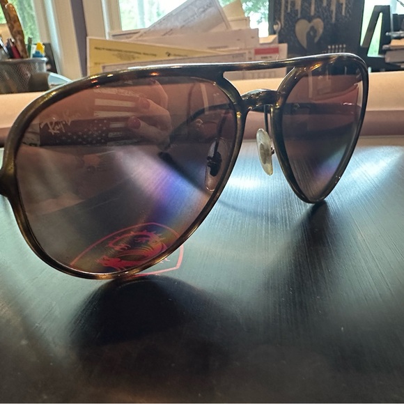 Like new ray ban RB4320CH CHROMANCE sunglasses. - Picture 3 of 3